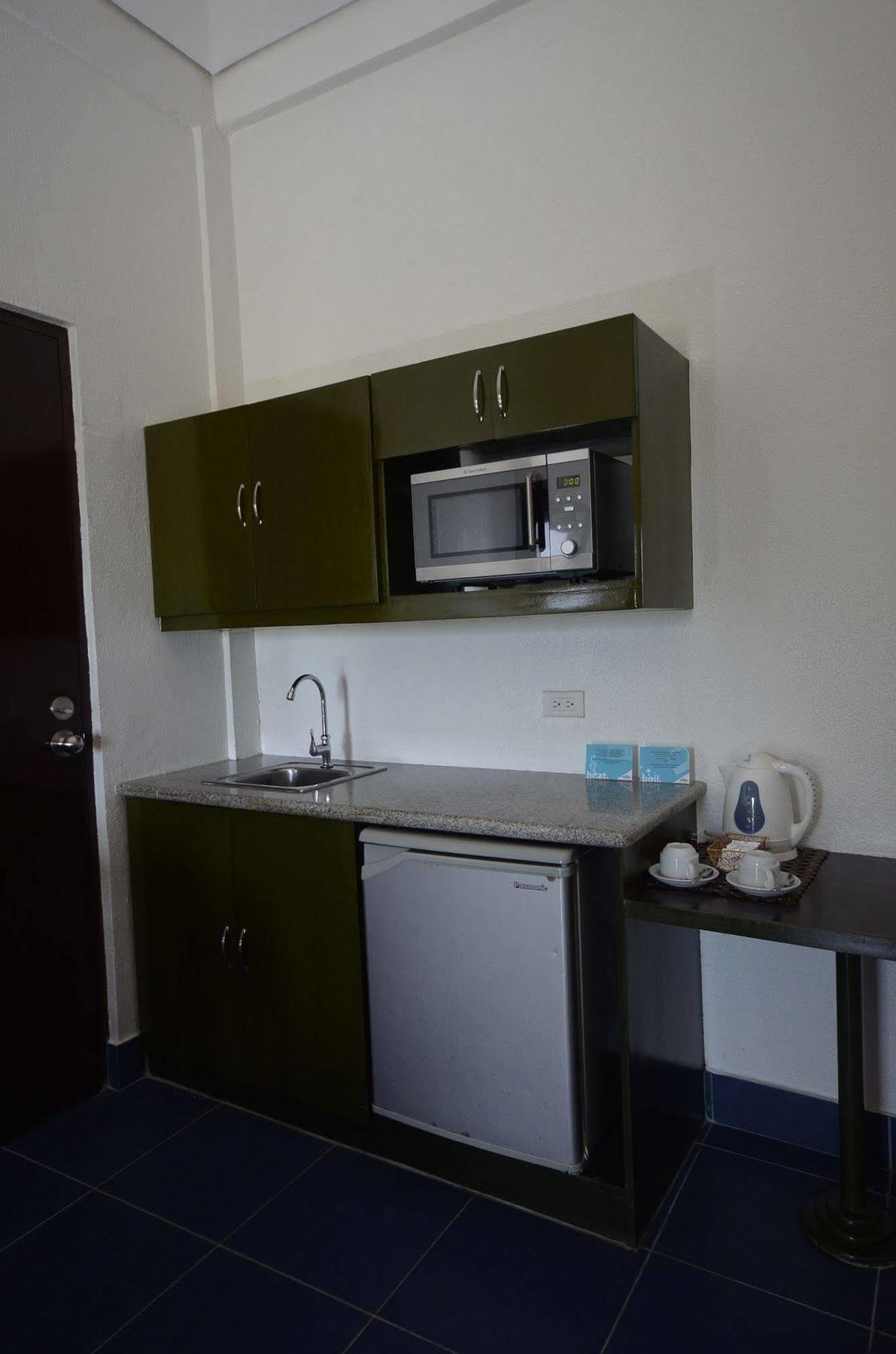 Microtel By Wyndham Puerto Princesa Ngoại thất bức ảnh